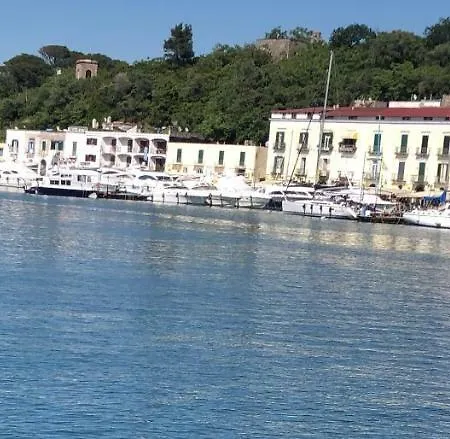 Riva Destra بيت ضيافة ايسكيا